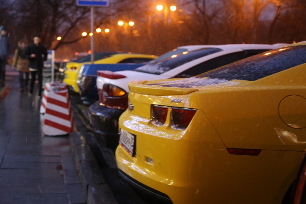 Редкие экземпляры авто стянулись к хабаровским кинотеатрам в день премьеры "Форсаж-7", Фото с места события собственное