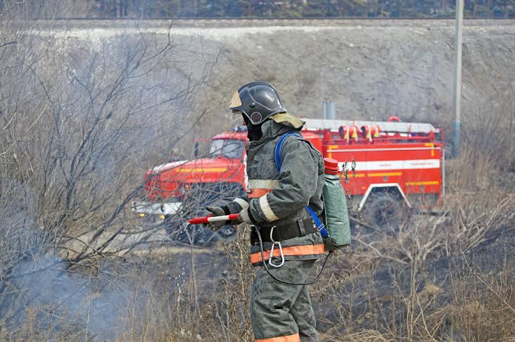 Неконтролируемый пал травы зафиксирован в районе остановки "Ново-Мельниково", Фото с места события собственное