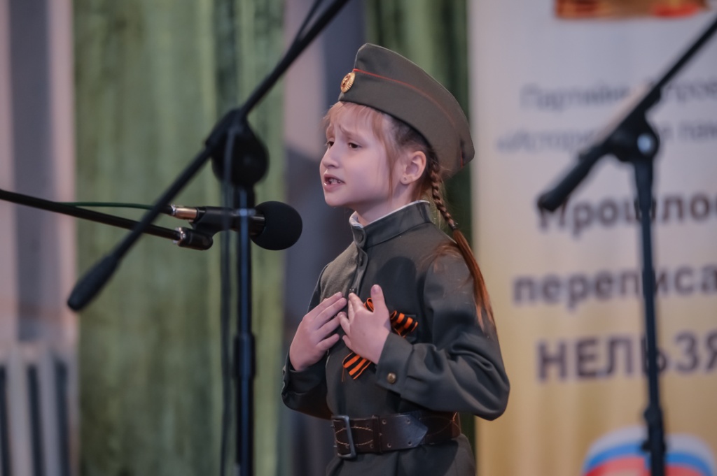 Трогательную песню исполнила девочка Евдокия, Фото с места события из других источников