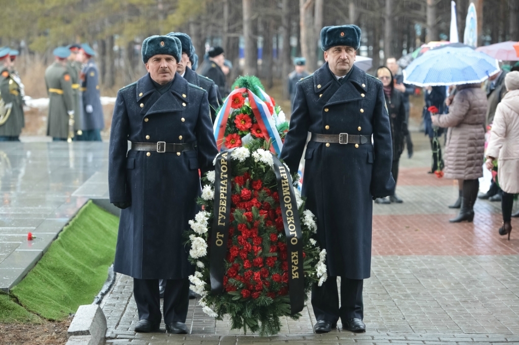 После установки надгробных плит, губернатор и присутствующие возложили цветы к новому мемориалу, Фото с места события из других источников
