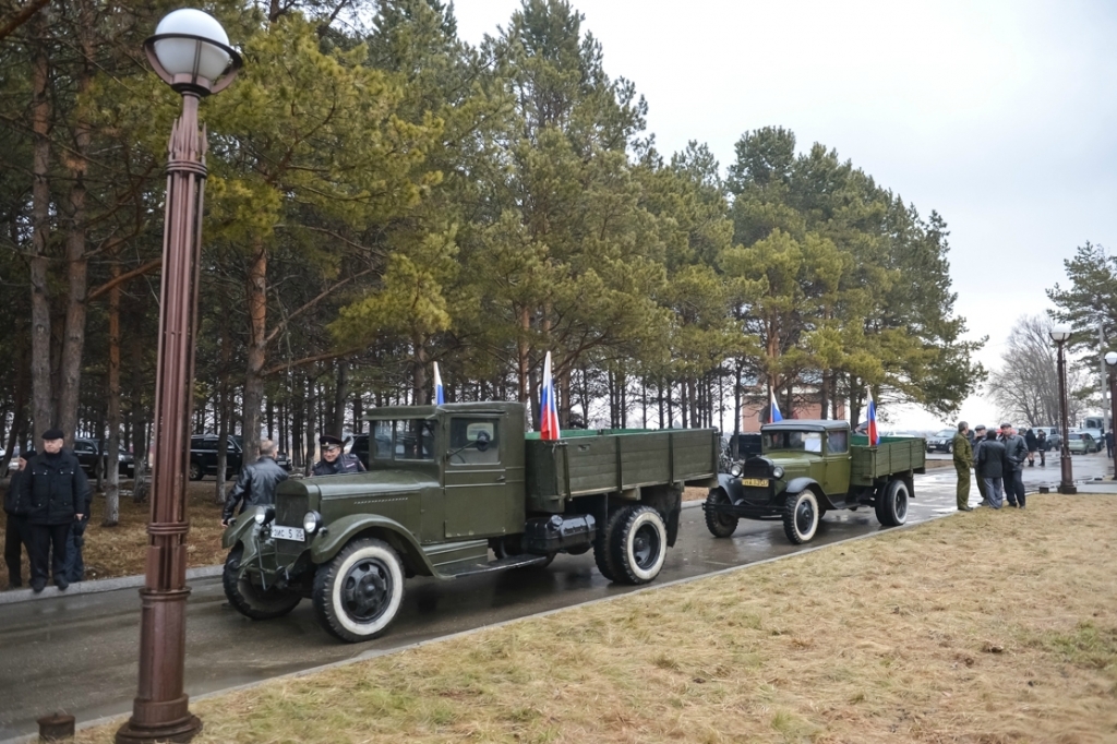 В сопровождении траурной процессии урны проехали по центральной улице села Новопокровка, Фото с места события из других источников