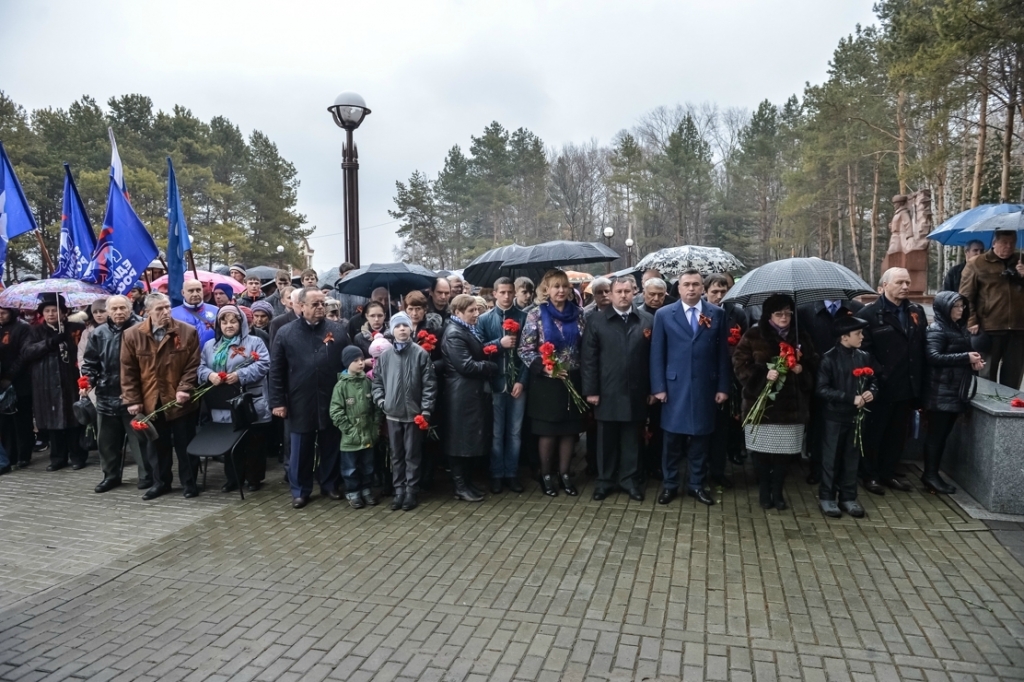 В церемонии захоронения приняли участие губернатор Приморского края, родственники погибших, молодежь и военнослужащие, Фото с места события из других источников