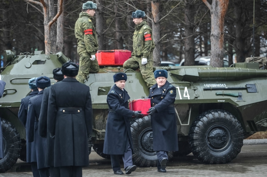 Останки воинов подвезли на кладбище на бронетранспортере и двух раритетных грузовиках времен войны Пресс-служба администрации Приморского края