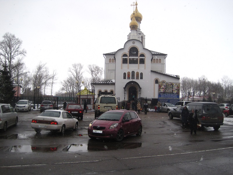 Многие в непогоду приехали к храму на авто, Фото с места события собственное