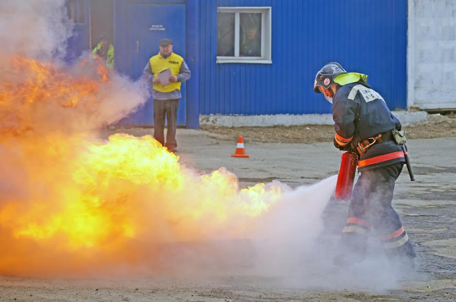 пожарные тушат пеной. пенообразователь для тушения пожаров. тушение пожара. огнетушитель в действии. самолет тушит пожар.