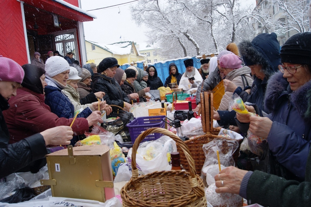 Тысячи хабаровчан отстояли в храмах службу и освятили куличи, Фото с места события собственное