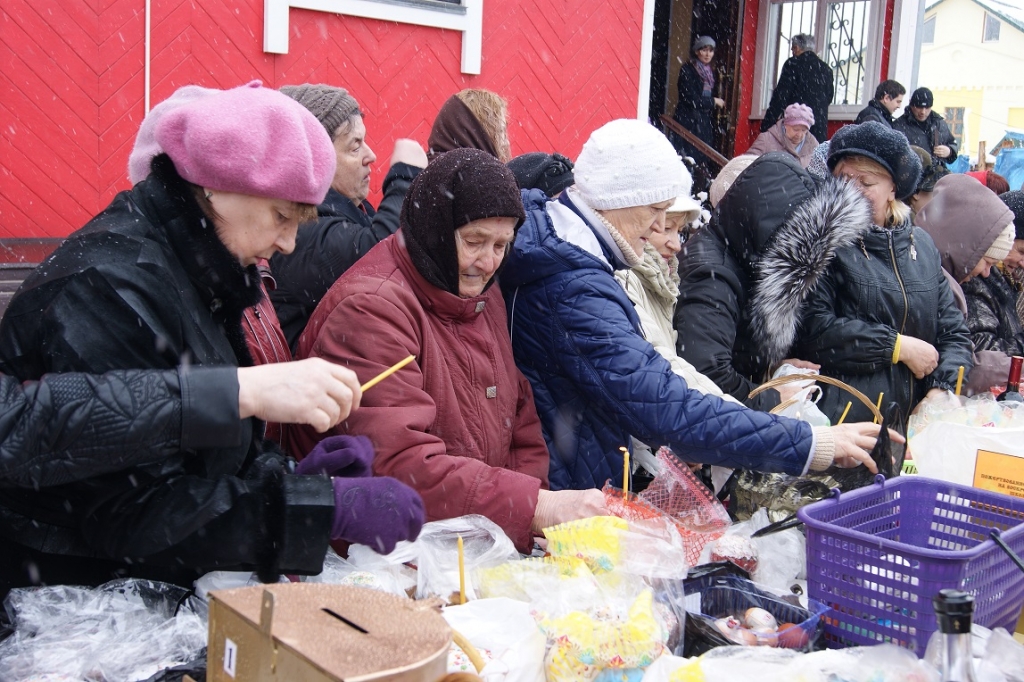 Тысячи хабаровчан отстояли в храмах службу и освятили куличи, Фото с места события собственное