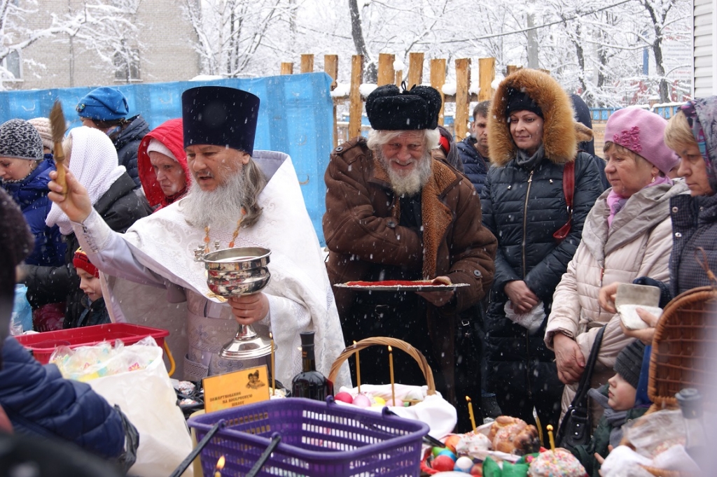 Тысячи хабаровчан отстояли в храмах службу и освятили куличи, Фото с места события собственное