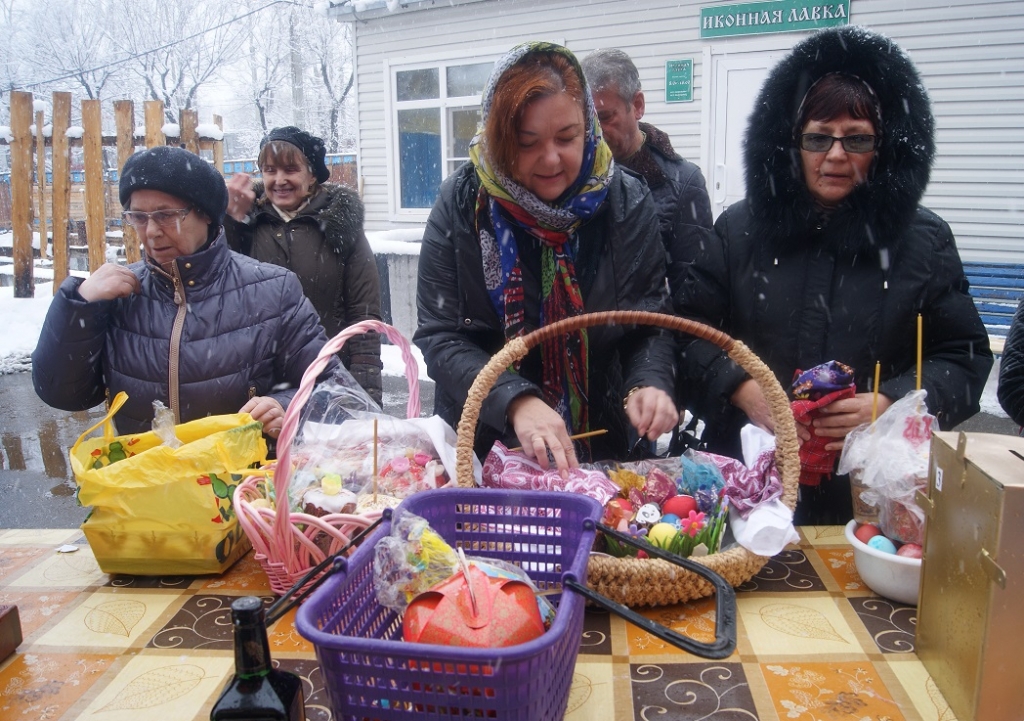 Тысячи хабаровчан отстояли в храмах службу и освятили куличи, Фото с места события собственное