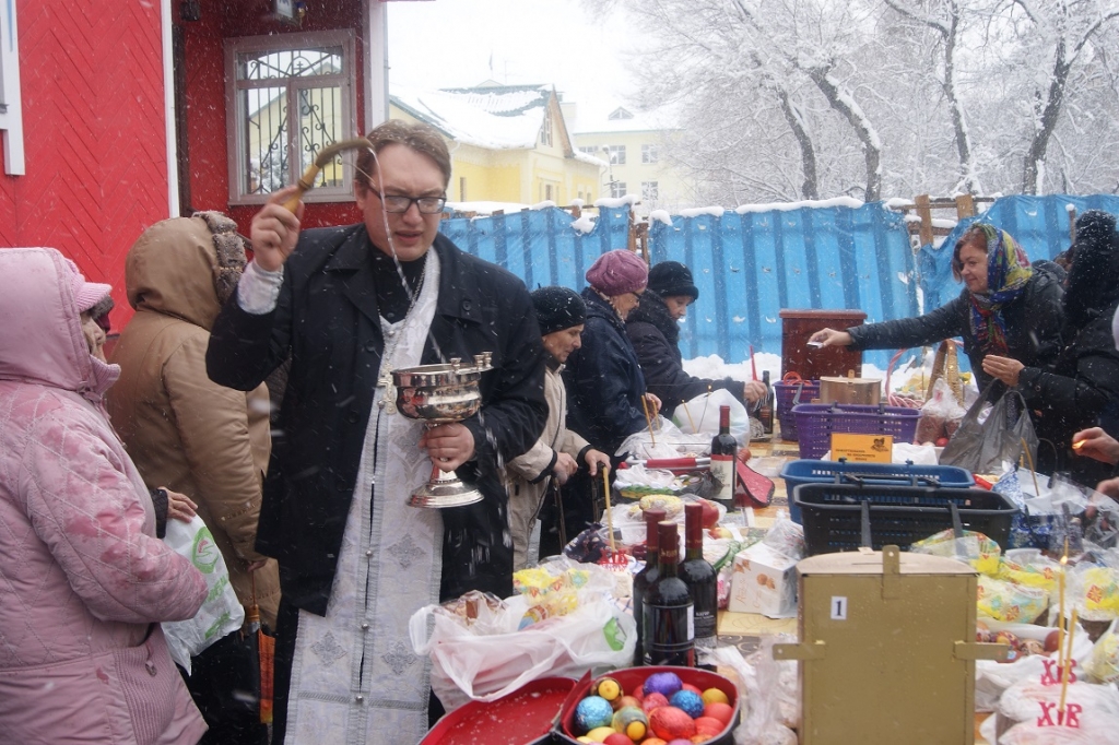 Тысячи хабаровчан отстояли в храмах службу и освятили куличи, Фото с места события собственное