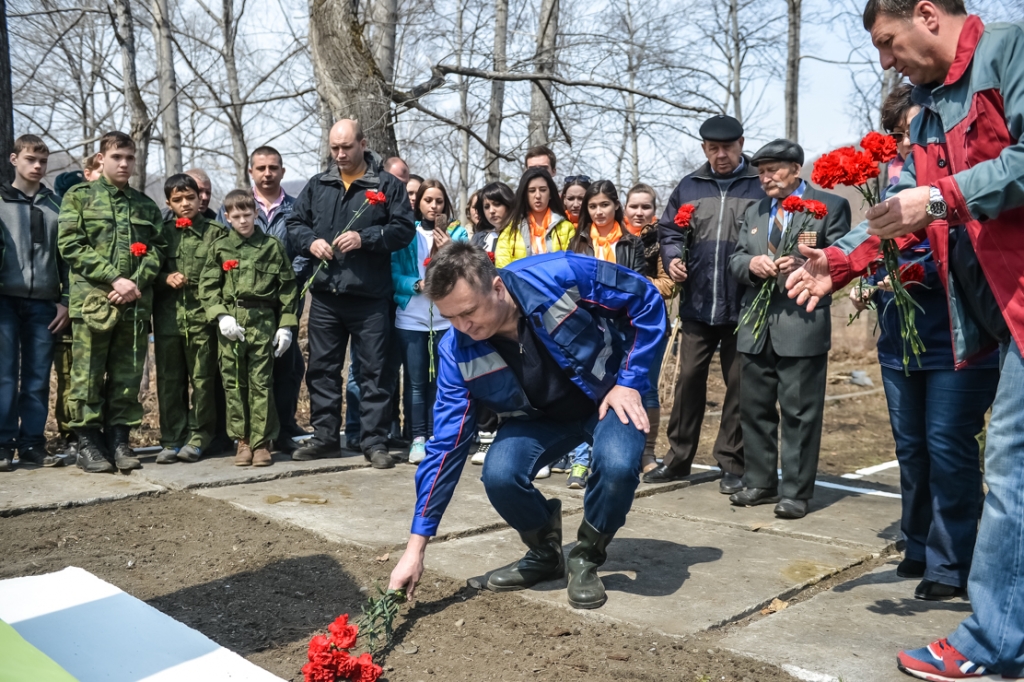 Владмир Миклушевский возложил цветы к памятнику Герою СССР Петру Овчинникову, Фото с места события из других источников