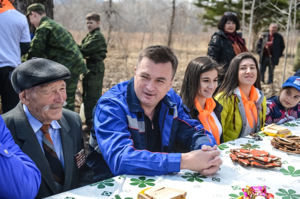 Чаепитие с местным населением, Фото с места события из других источников