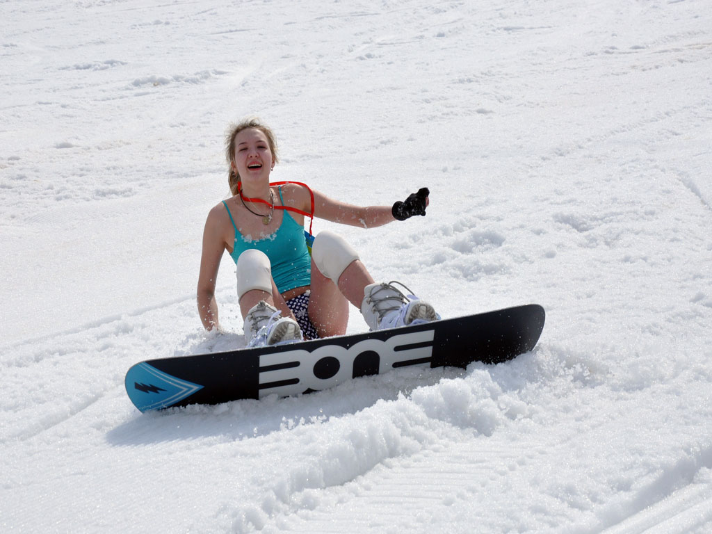 На горе Соболиной в Приангарье пройдут соревнования среди сноубордисток в купальниках , Фото с места события собственное