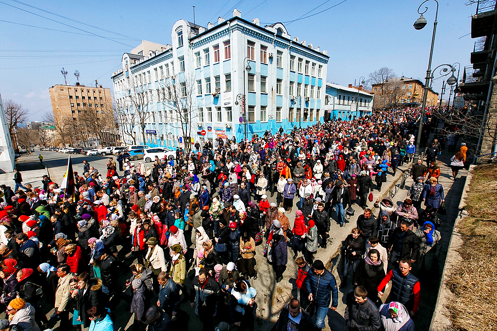 Верующие из всех храмов Владивостока под колокольный звон прошли по городским улицам, Фото с места события собственное