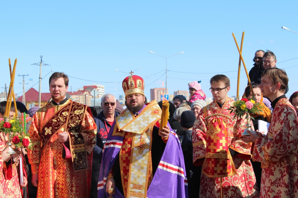 Огонь встретили сотни верующих в Якутске , Фото с места события собственное