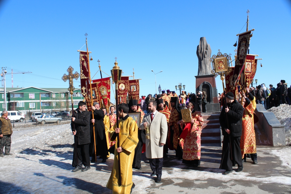 Огонь встретили сотни верующих в Якутске , Фото с места события собственное