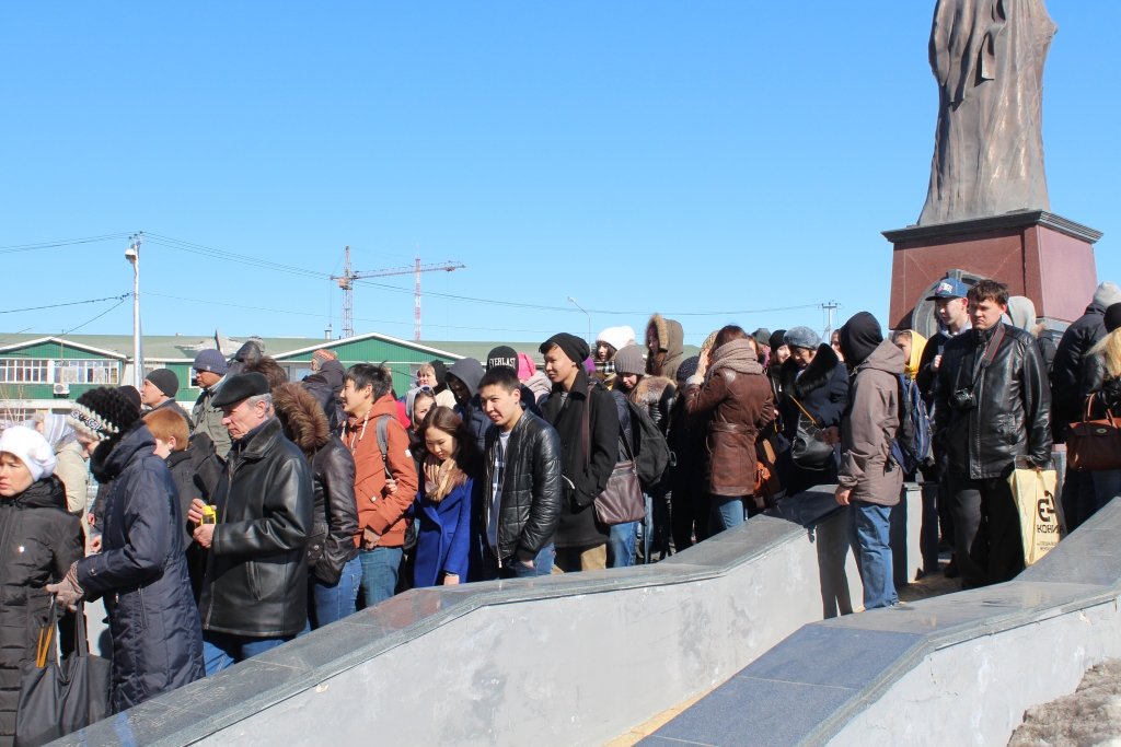 Огонь встретили сотни верующих в Якутске , Фото с места события собственное