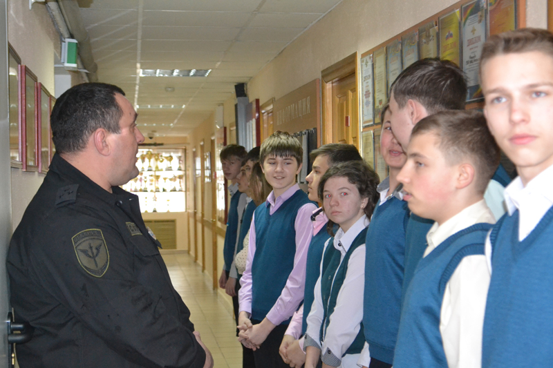 Особенности работы спецотряда СОБР объяснили школьникам Биробиджана, Фото с места события из других источников