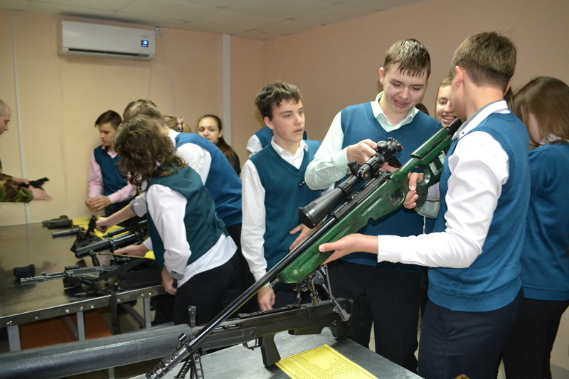 Особенности работы спецотряда СОБР объяснили школьникам Биробиджана, Фото с места события из других источников