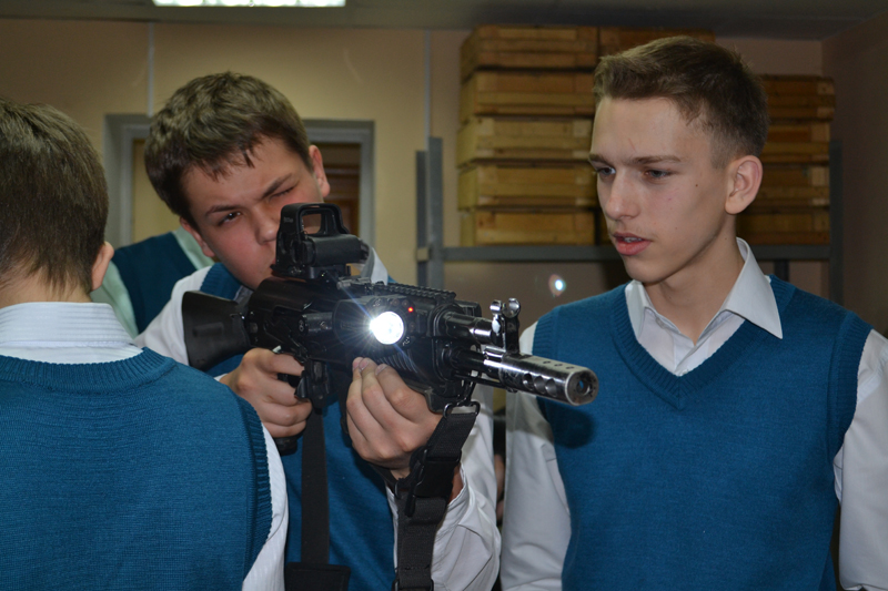 Особенности работы спецотряда СОБР объяснили школьникам Биробиджана, Фото с места события из других источников