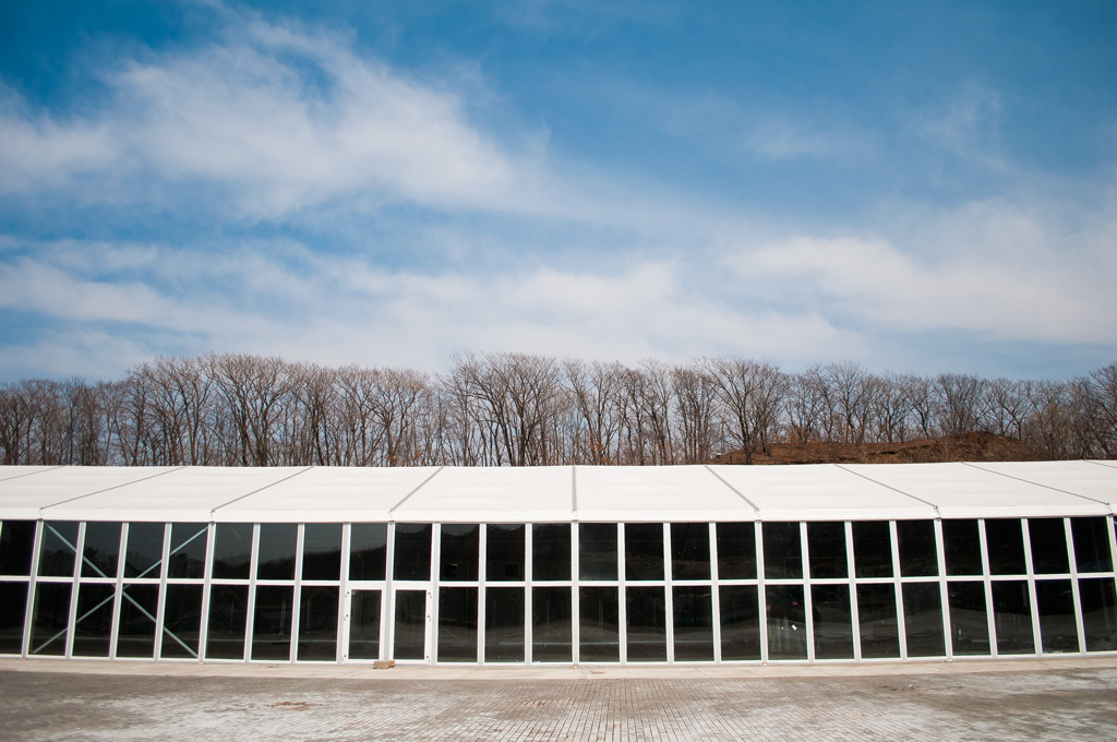 Рядом с шатром будет находиться большая стационарная кухня, что позволит гостям не беспокоиться о заказе кейтеринга, Фото с места события собственное