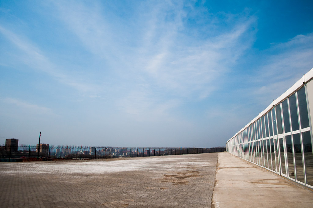 На территории комплекса расположена вместительная парковка, Фото с места события собственное