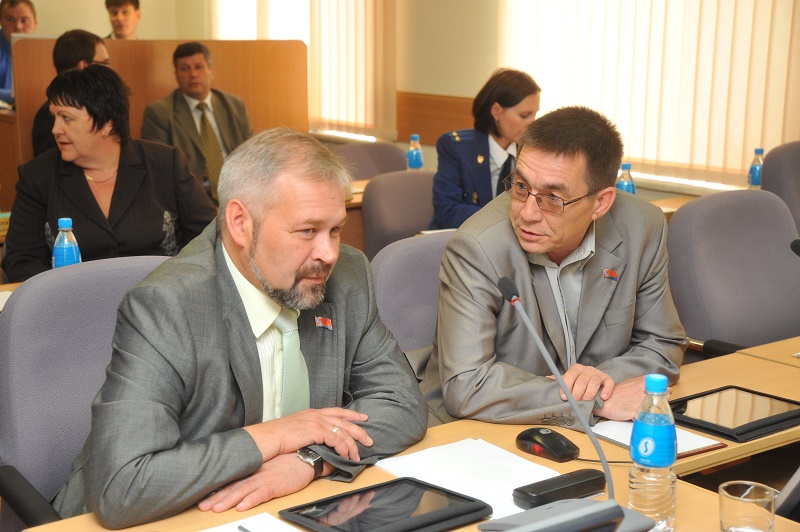 Александр Шишкин с коллегой, Фото с места события из других источников