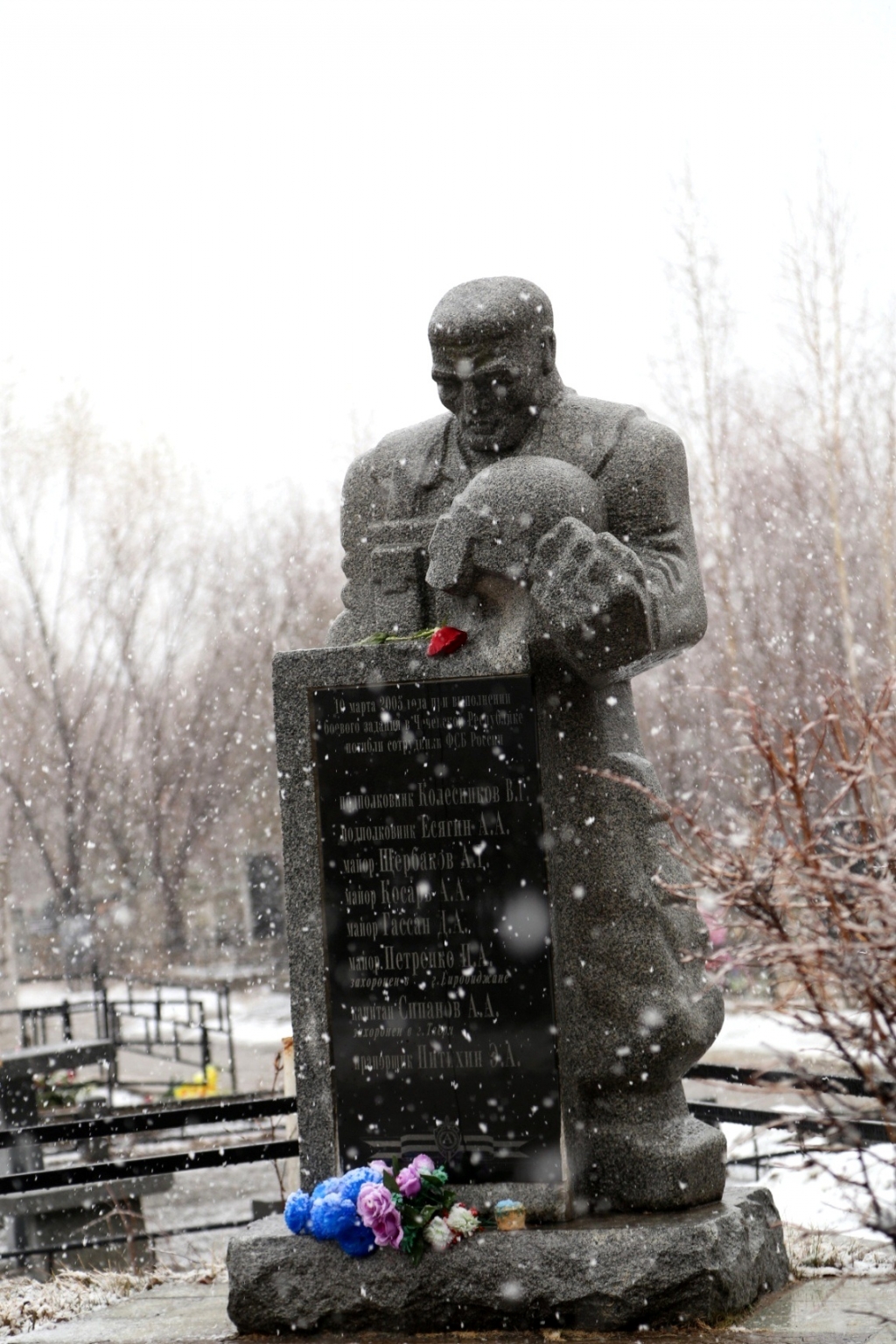 Трудности ждут хабаровчан, решивших побывать на кладбище в день поминовения усопших, Фото с места события собственное