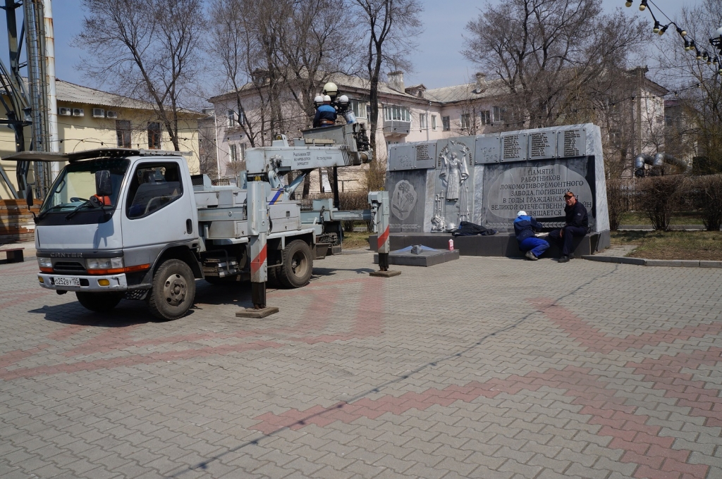 Памятник работникам Локомотиворемонтного завода привели в порядок, Фото с места события собственное