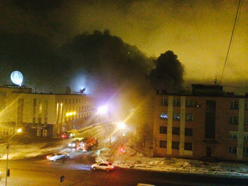 Крупный пожар на вещевом китайском рынке в Магадане тушили до утра, Фото с места события из других источников