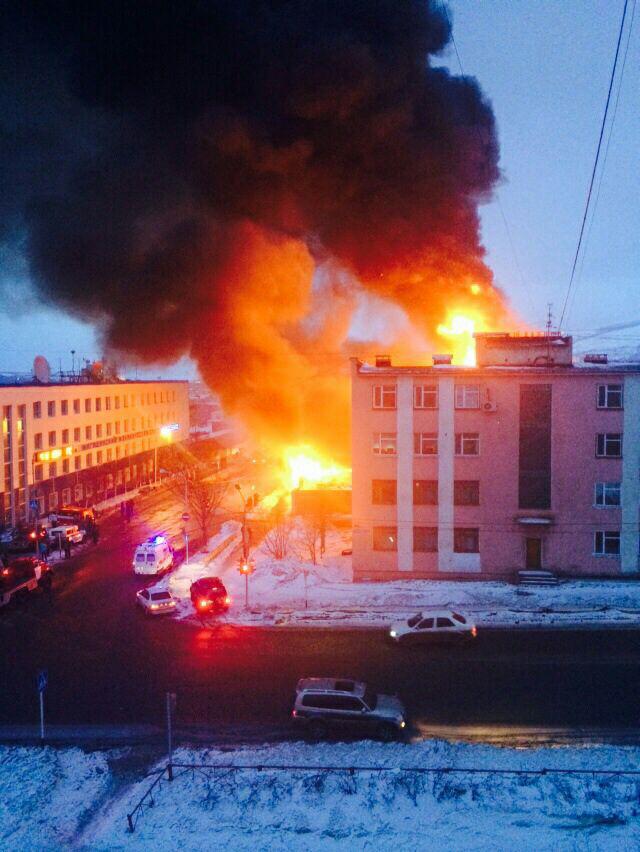 Крупный пожар на вещевом китайском рынке в Магадане тушили до утра, Фото с места события из других источников