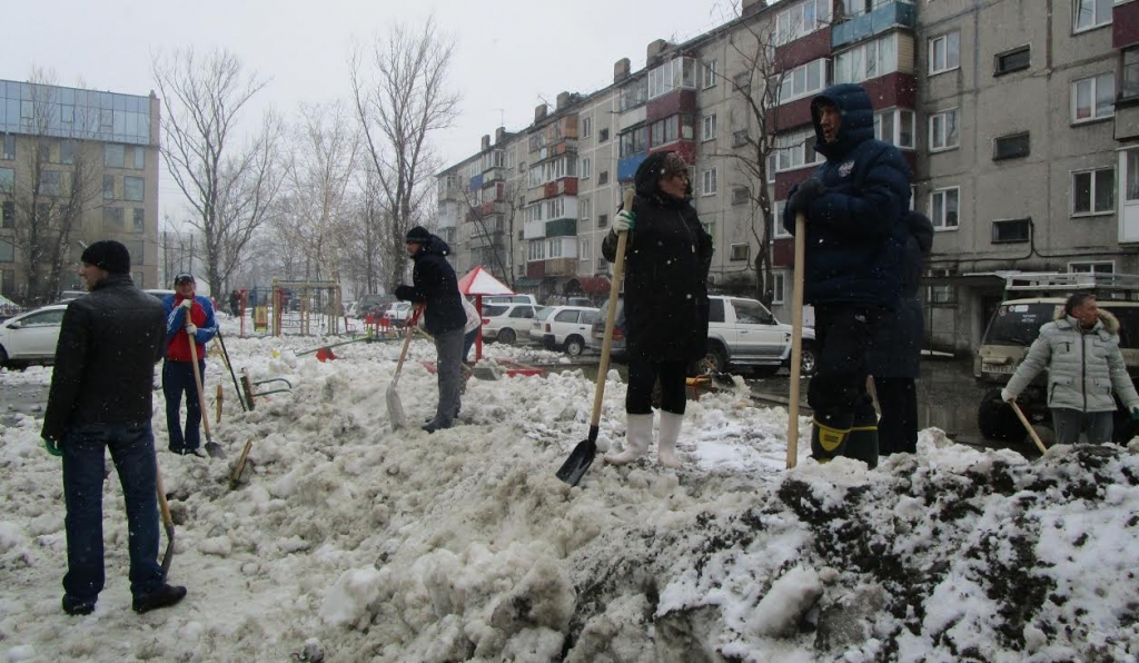 Уборка одного из дворов, Фото с места события из других источников