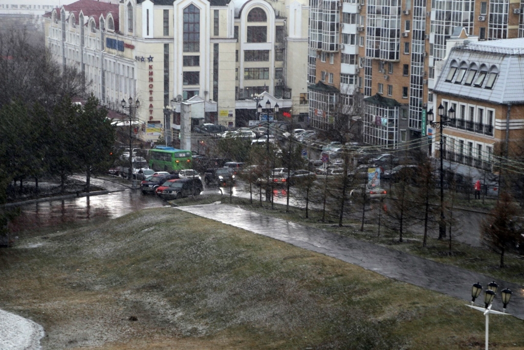 Град и дождь стали тяжелым препятствием для хабаровчан в родительский день, Фото с места события собственное