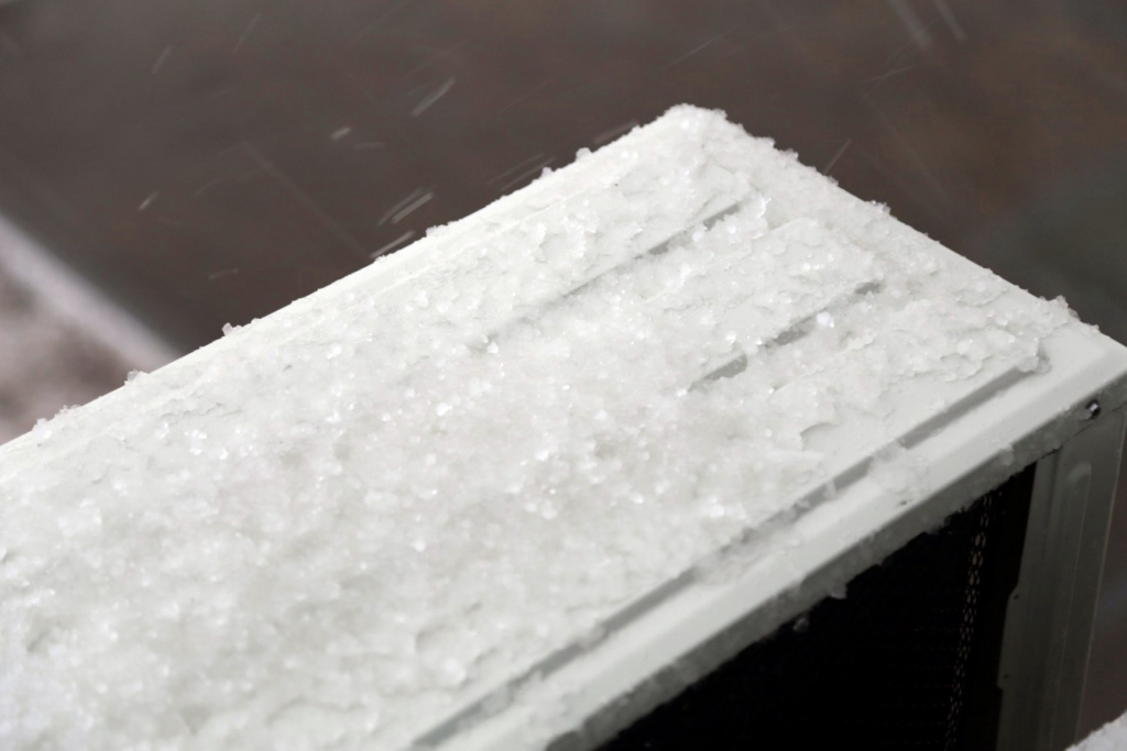 Град и дождь стали тяжелым препятствием для хабаровчан в родительский день, Фото с места события собственное