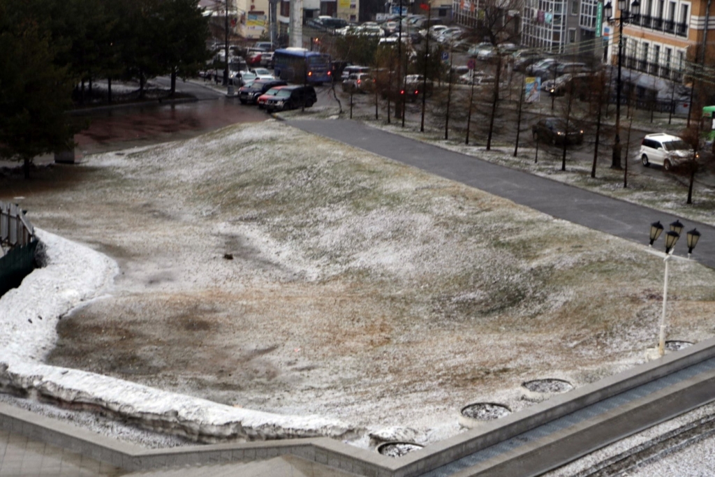 Град и дождь стали тяжелым препятствием для хабаровчан в родительский день, Фото с места события собственное