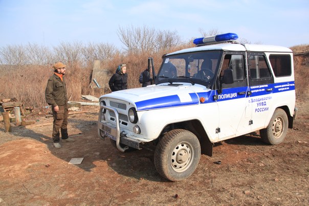 Наряд полиции прибыл охранять тубус, Фото с места события из других источников