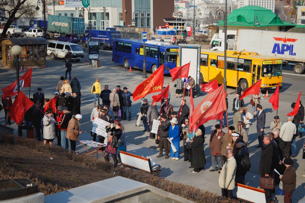 Коммунисты на привокзальной площади, Фото с места события собственное
