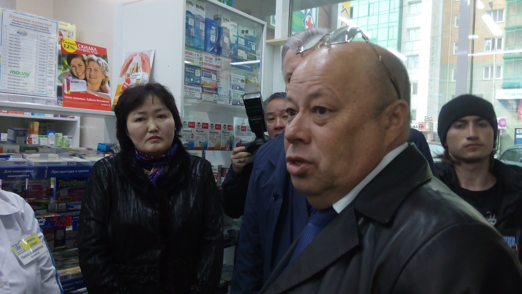 Нужно, чтобы аптека не пыталась продать самое дорогое лекарство - глава Бурятии, Фото с места события собственное