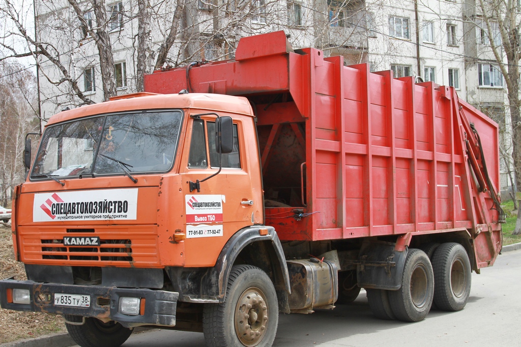 Собранный мусор вывезли сразу на машинах МУП "Спецавтохозяйство", Фото с места события собственное