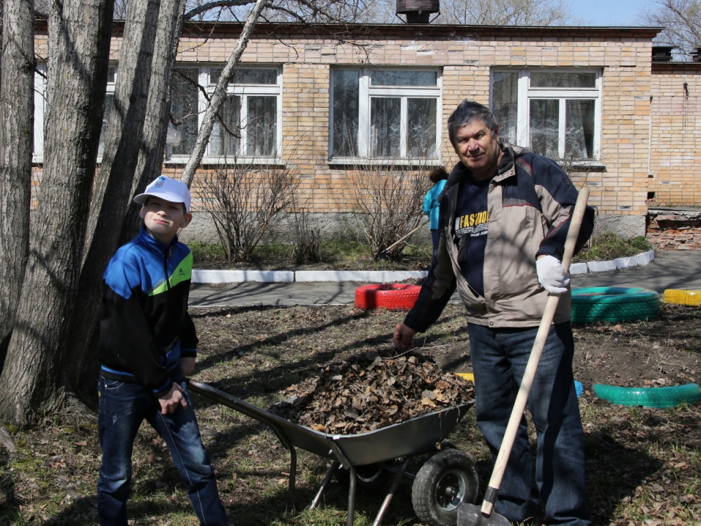 Работники аппарата. Школа интернат Владивосток Садгород. Школа на Садгороде Владивосток. Работники школы интерната на субботнике. Шкода на Садгороде Владивосток.