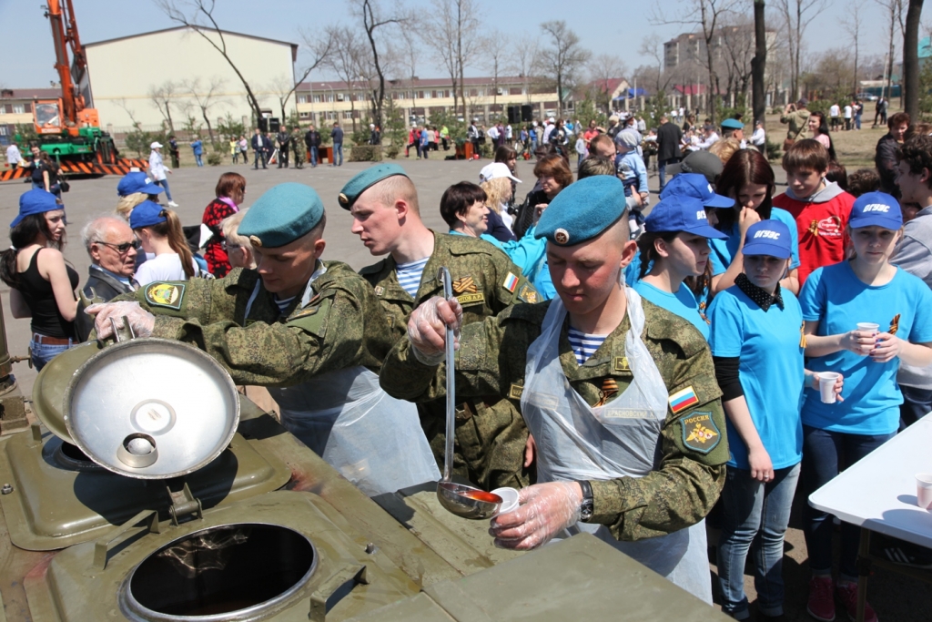 Всех желающих угощали на полевой армейской кухне, Фото с места события из других источников