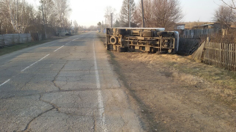 Грузовик перевернулся и сбил стоящего на обочине 7-летнего мальчика , Фото с места события из других источников