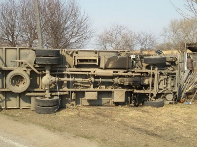 Грузовик перевернулся и сбил стоящего на обочине 7-летнего мальчика , Фото с места события из других источников