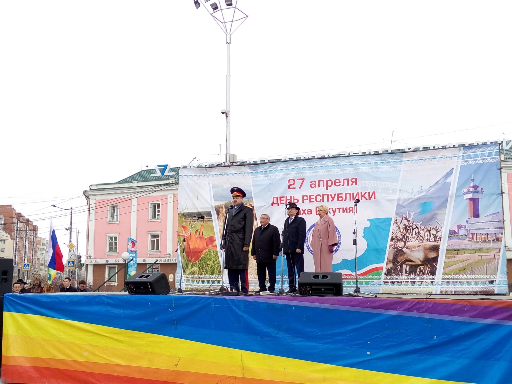 Члены правительства Якутии возложили цветы к памятнику Платона Ойунского в Якутске, Фото с места события собственное