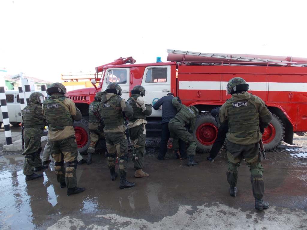 Трое вооруженных "террористов" захватили заложников в аэропорту Магадана, Фото с места события из других источников