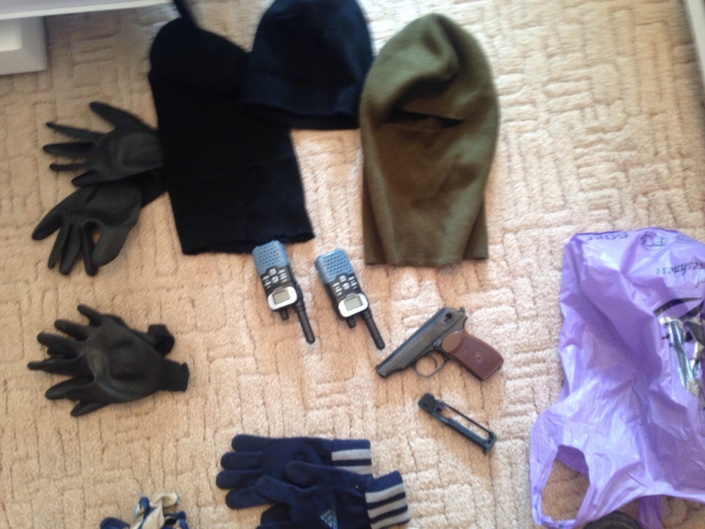 Полиция изъяла маски, оружие, рации, Фото с места события из других источников