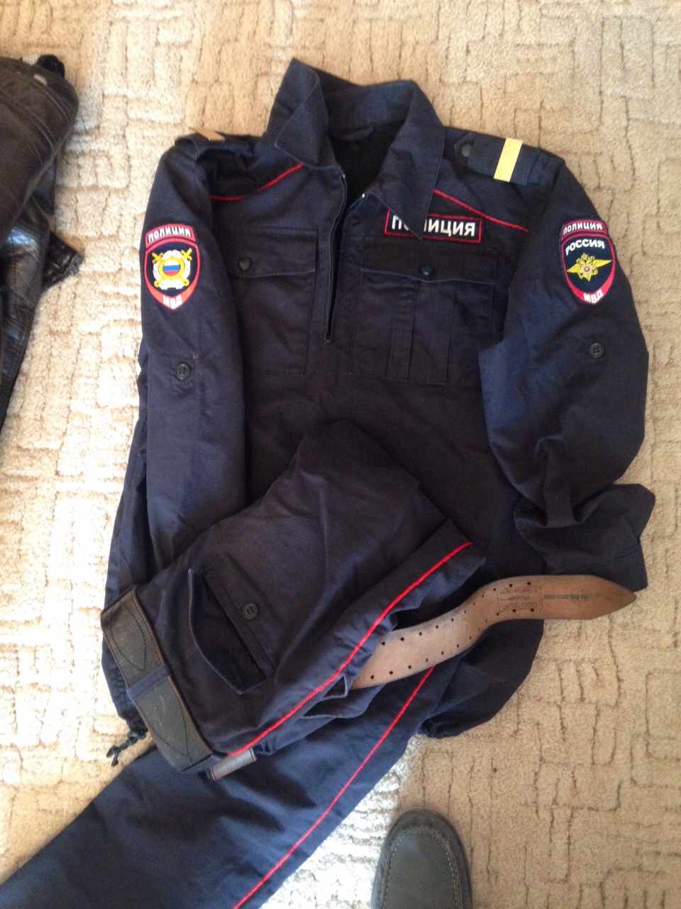 При обыске сотрудники полиции нашли форму, Фото с места события из других источников