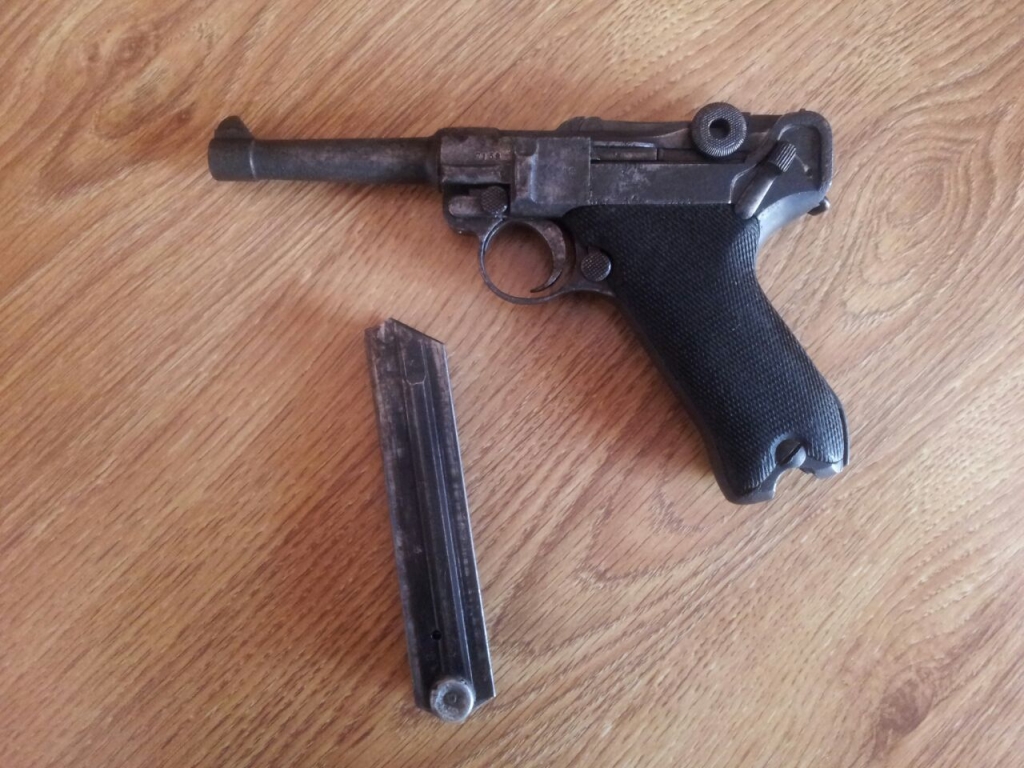 Оружие также изъяли при обыске квартир группировки, Фото с места события из других источников