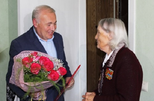 Александра Васильевна Сафронова с губернатором