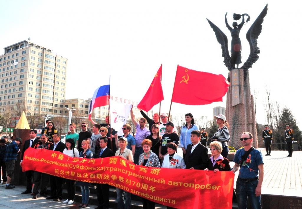 У памятника Галине Дубеевой, Фото с места события собственное